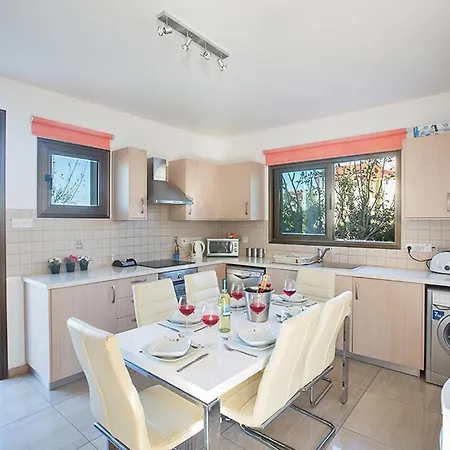 Вилла In Ayia Thekla Sleeps 6 Includes Swimming Pool And Air Con 1 *