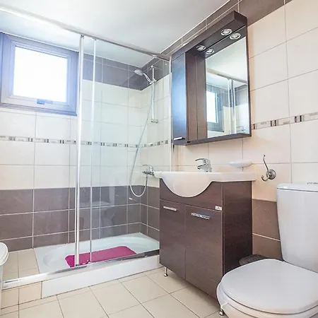 In Ayia Thekla Sleeps 6 Includes Swimming Pool And Air Con 1 *